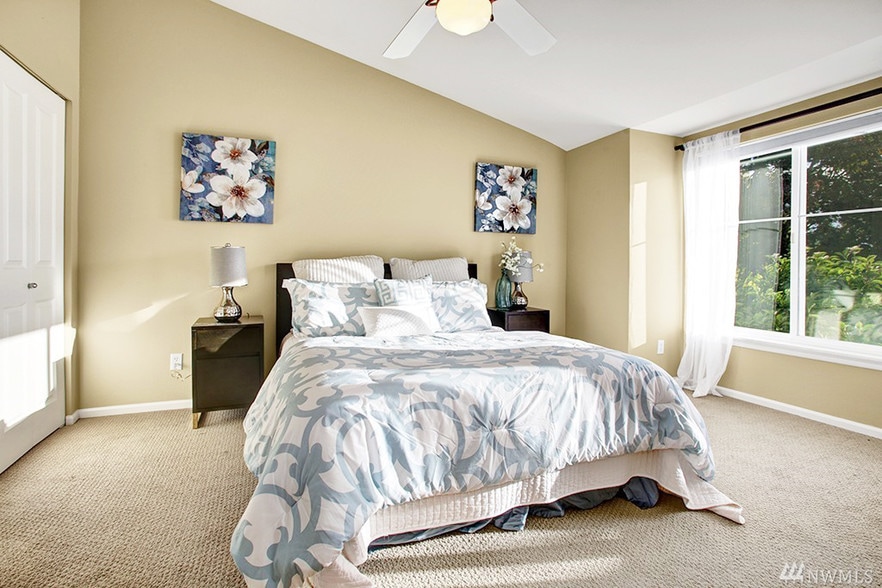 master bedroom w/ Vaulted ceiling - 12713 Greenwood Ave N