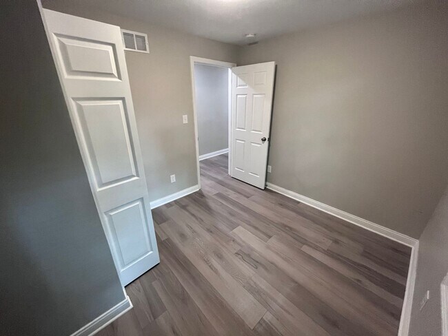 Building Photo - 2 Bedroom Updated Duplex in Frankfort