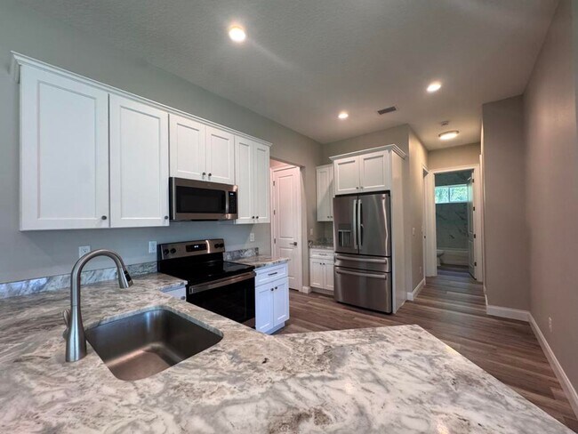 Building Photo - 4 Bedroom in Tomoka View