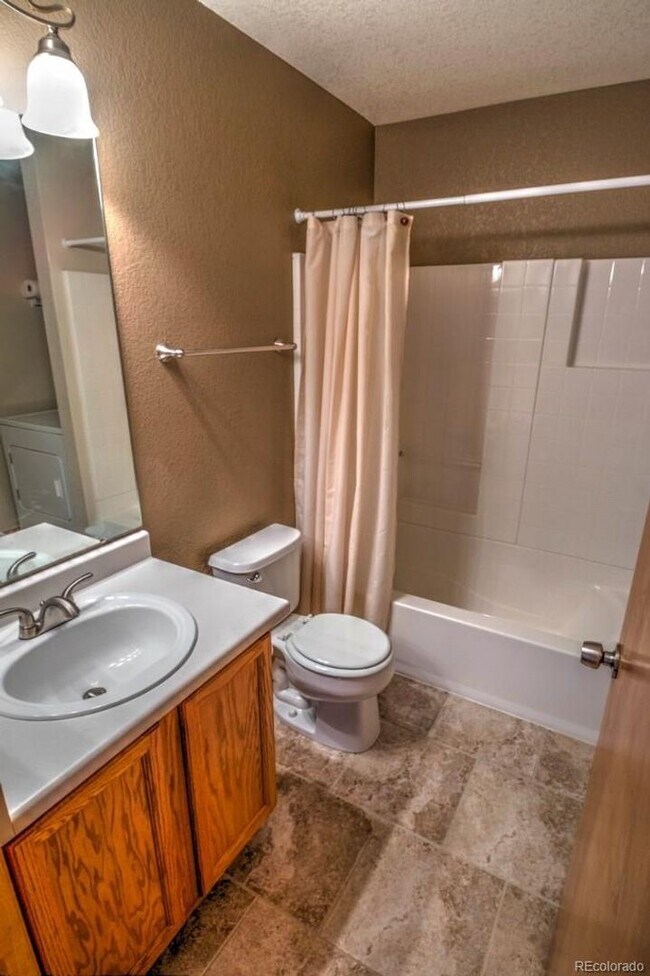 Building Photo - Spacious 3 bedroom home in the heart of Mo...