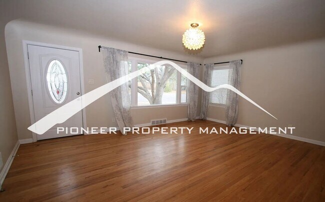 Building Photo - Adorable neighborhood, Updated Main-Level Living in Ivywild, 3BR/2BA, 1 Car Garage and Enclosed Yard