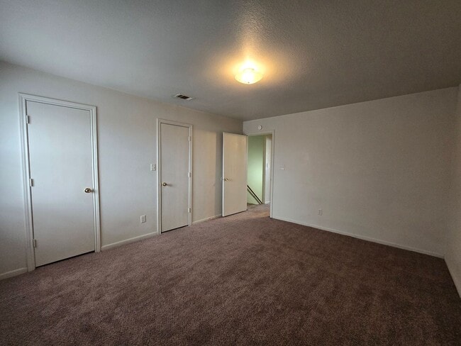 Building Photo - HUD / SECTION 8 ACCEPTED & READY FOR MOVE IN!