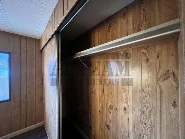 Building Photo - Spacious 2-bedroom, 1-bathroom home!