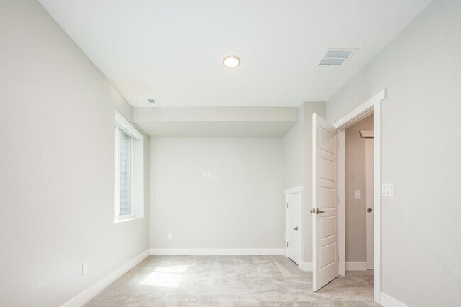 Building Photo - Modern 3 bed / 4 bath, 3 story townhome!