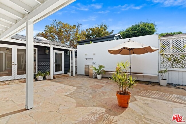 Building Photo - 8176 La Jolla Shores Dr