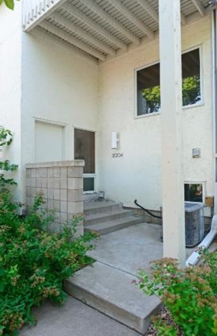 Building Photo - 3004 Lake Shore Dr