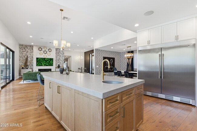 Building Photo - 4601 N Royal View Dr