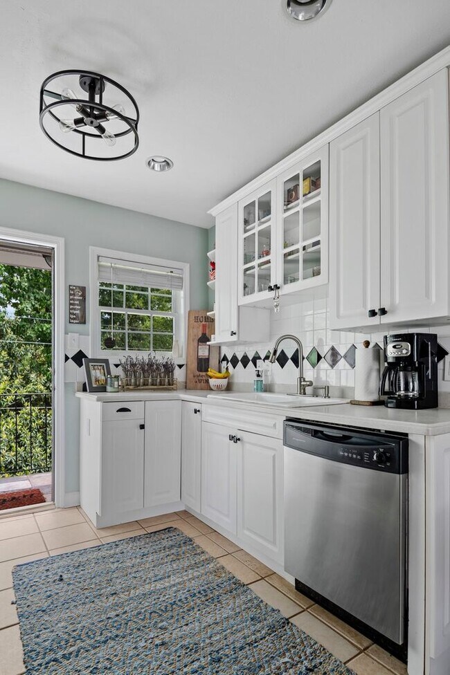 Building Photo - Beautiful 2bd/1ba Condo in VA Highlands w/ Balcony and Pool!!