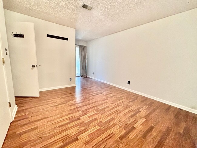 Building Photo - Top-Floor Plaza Condo with Vaulted Ceilings & Dual Balconies