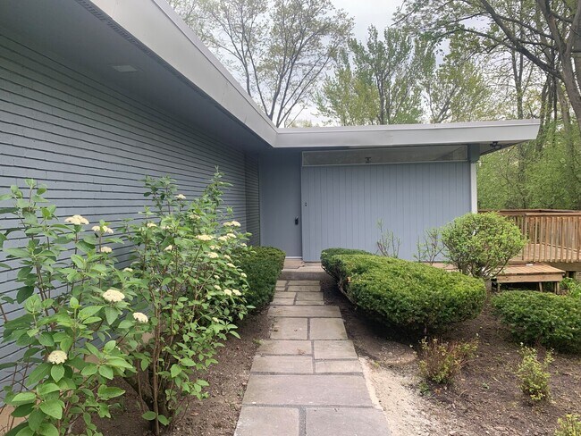 Building Photo - 715 Longwood Dr