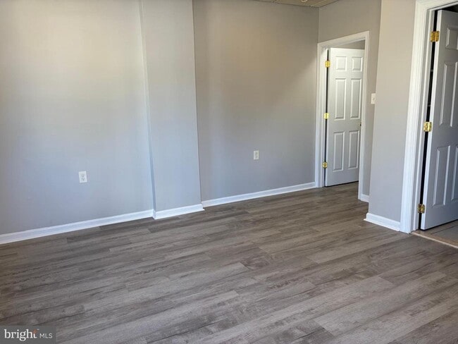 Building Photo - 167 W 7th Ave