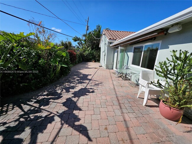 Building Photo - 2016 NE 26th Dr