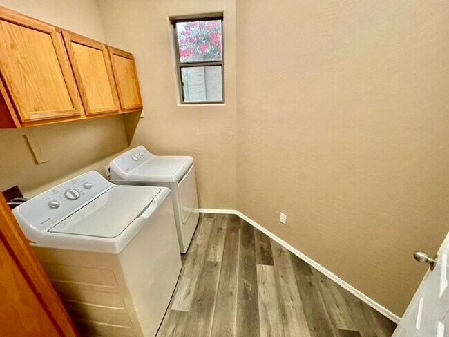 Building Photo - 2916 W Windsong Dr