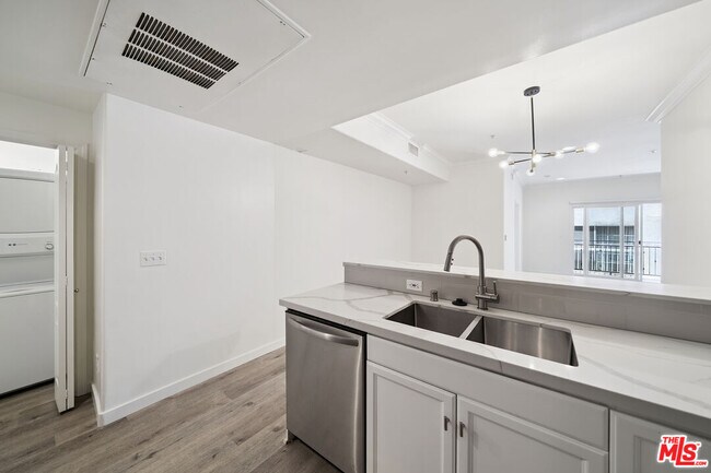 Building Photo - 2335 S Bentley Ave