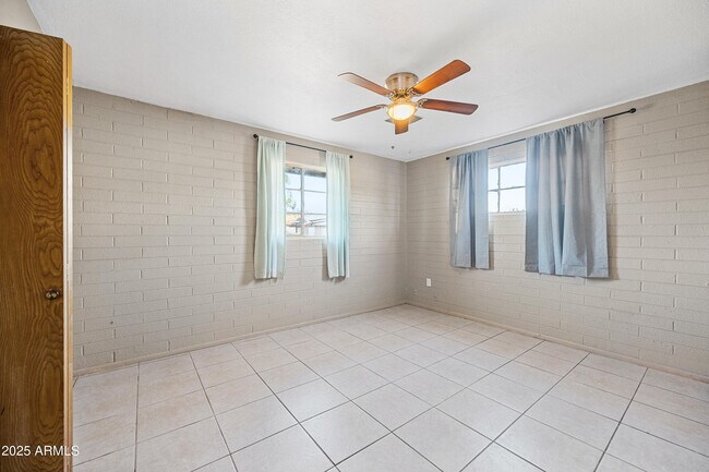 Building Photo - 2057 E 10th St