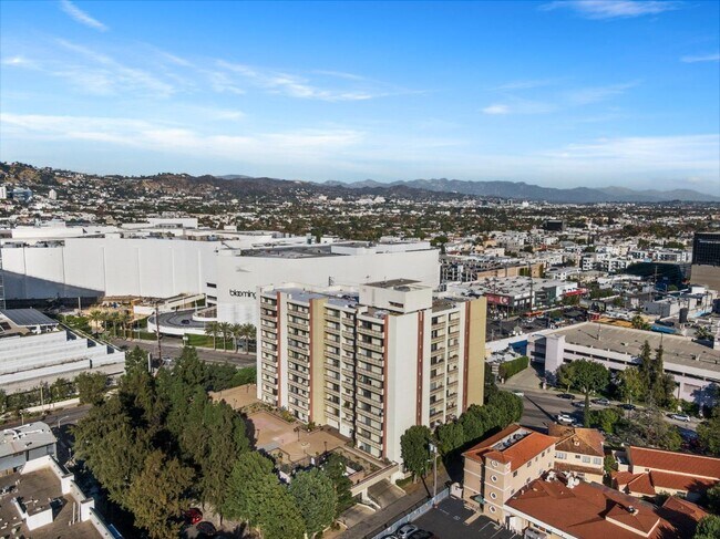 Building Photo - 321 S San Vicente Blvd