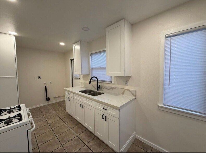 Building Photo - 731 W Vernon Dr