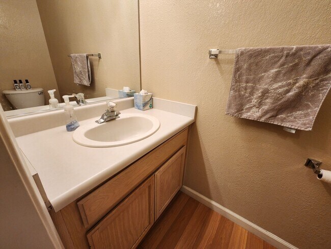 Building Photo - Modern Comfort in the Heart of Summerlin!