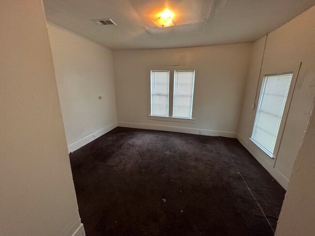 Building Photo - 3 bed 1 bath single family home