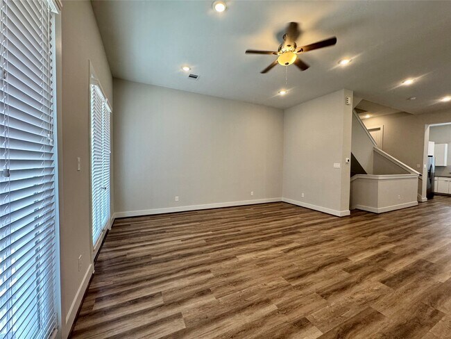 Building Photo - 1282 N Post Oak Rd
