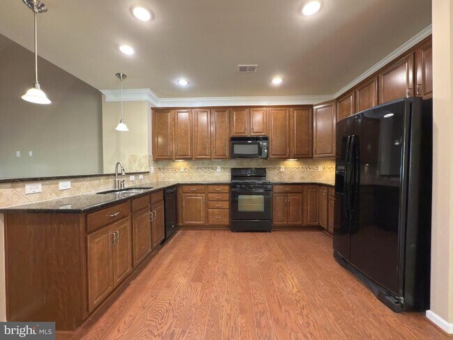 Building Photo - 44342 Oakmont Manor Square