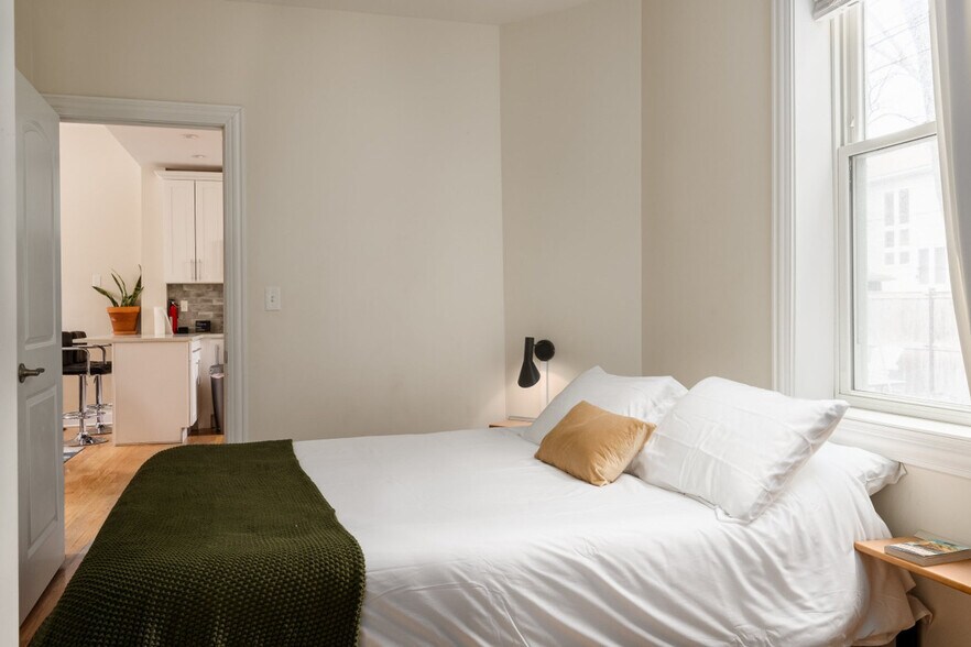 Building Photo - 846 N Hermitage Ave