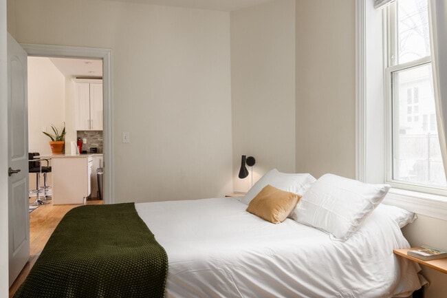 Building Photo - 846 N Hermitage Ave