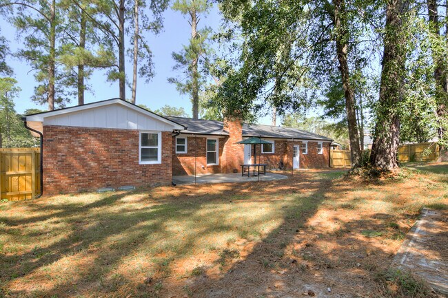 Building Photo - 226 Thread Needle Rd E