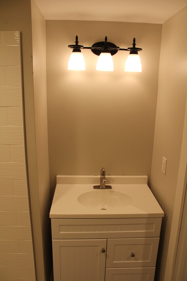 #4 - 5825 Bartlett St