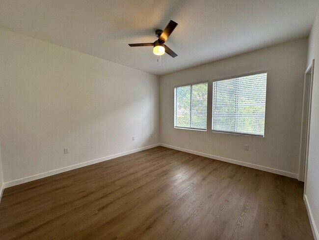 Building Photo - Townhouse at the Bordeaux Gated Community 3bed 2.5 bath