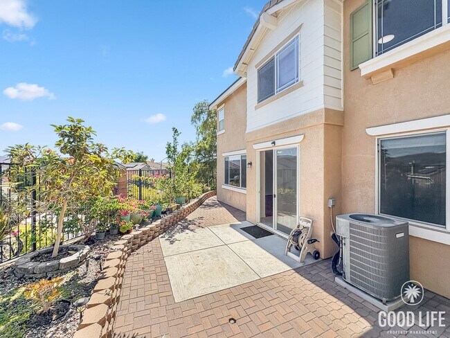 Building Photo - Stylish 4B/3BA Home with Upgraded Kitchen ...