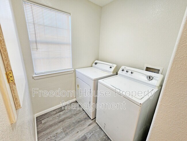 Building Photo - 1381 Ogallala St