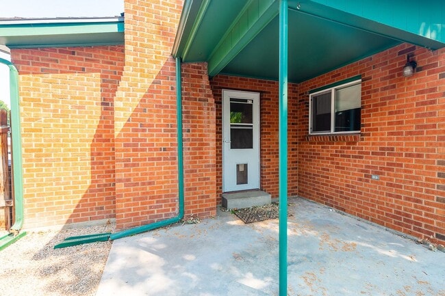 Building Photo - 2 Bedroom 1 Bathroom Unit Available Near BSU