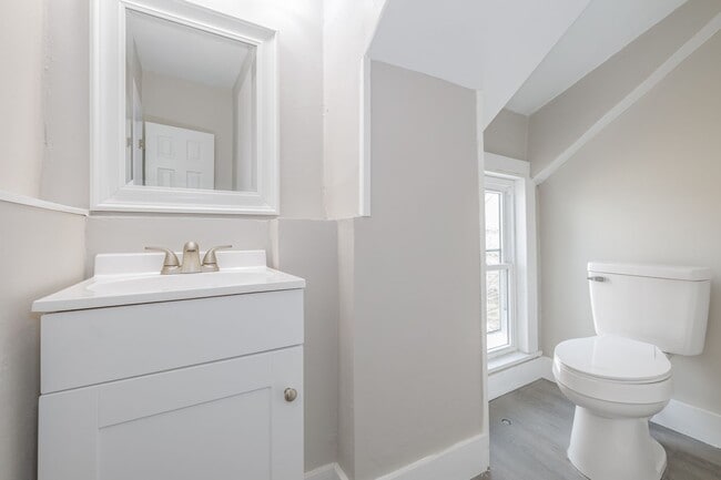 Building Photo - 576 Jefferson St