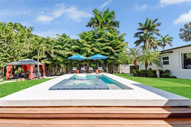 Building Photo - 14441 S Biscayne River Dr