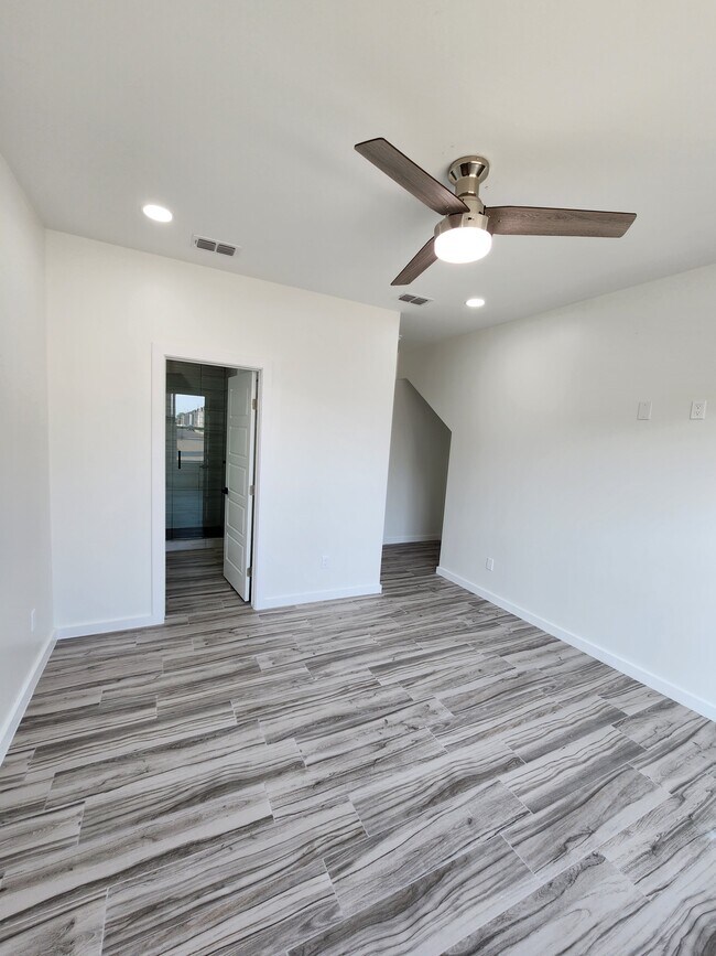 Building Photo - 702 W Seminole Ave