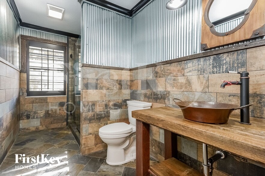 Building Photo - 1018 NE Trailwood Dr