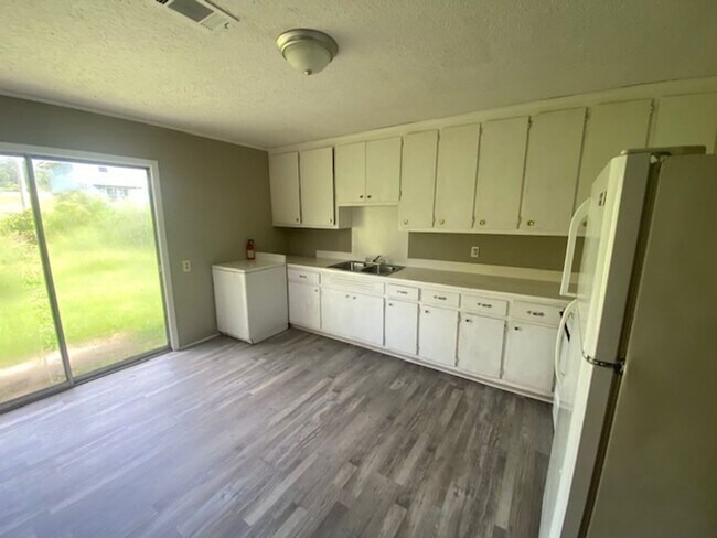 Building Photo - Renovated 2 Bedroom 1 Bath Unit for Rent!
