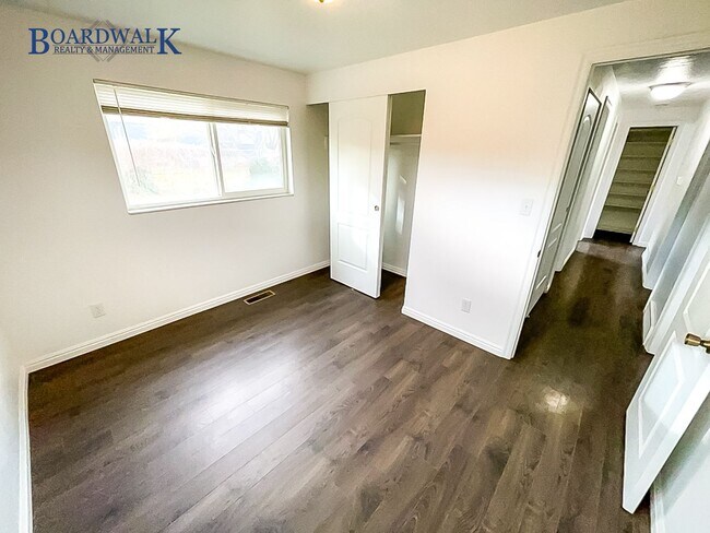 Building Photo - Charming Brick Rambler