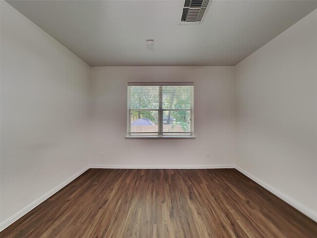 Building Photo - 2037 Vanamen Ct