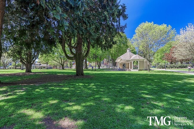 Building Photo - 2 Bed 2 Bath Downtown 3rd Floor Condo Wate...
