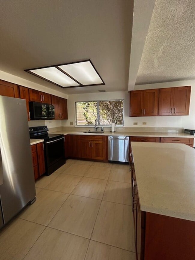 Building Photo - Available now -Mariner's Ridge 4 bedroom /...