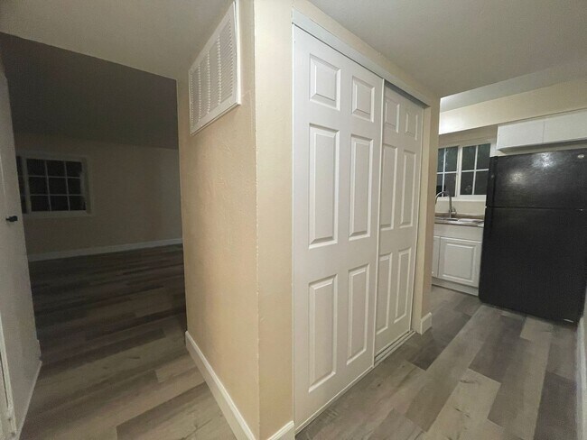 Building Photo - One bedroom, One bath. Downstairs unit. 89101
