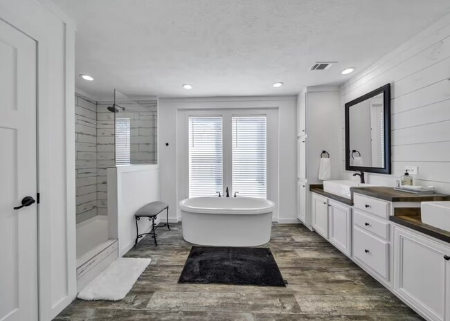 Building Photo - 22 Santana Dr