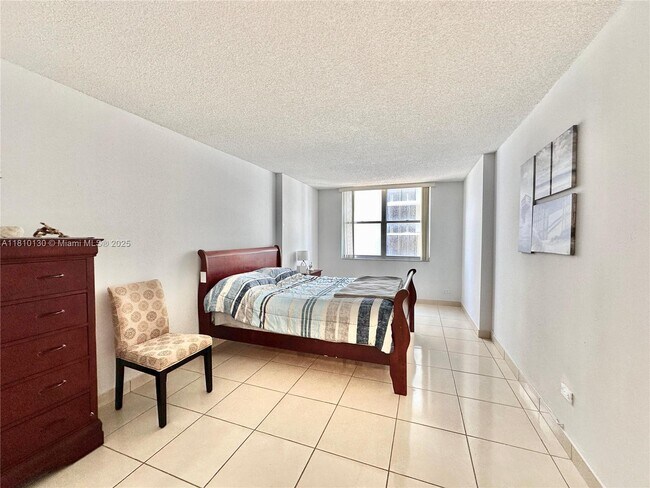 Building Photo - 6039 Collins Ave