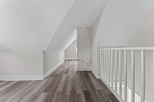 Building Photo - 111 S Vine St