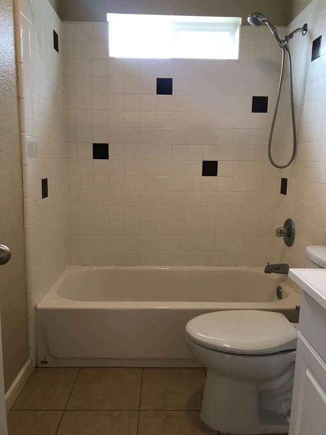 Building Photo - Updated & Charming 3 Bedroom Home with Fan...