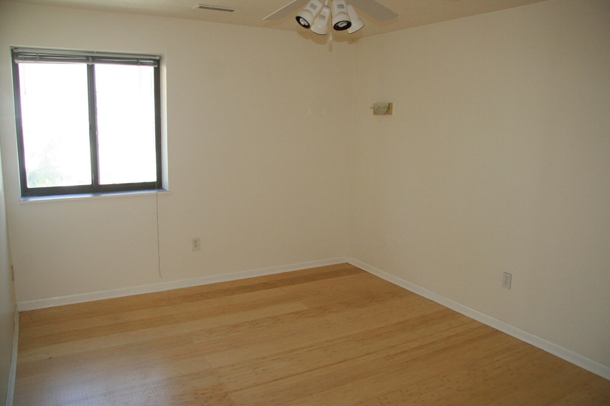 Master bedroom - 11015 Lake Ave