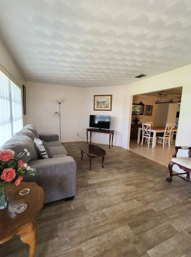 Building Photo - Spacious 3-Bedroom 1.5 Bathroom House for ...