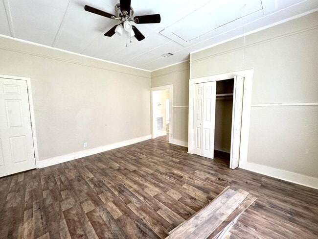 Building Photo - 701 N Cypress St